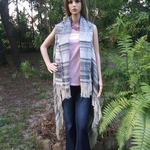 "Mudd" black&white sleeveless poncho sweater